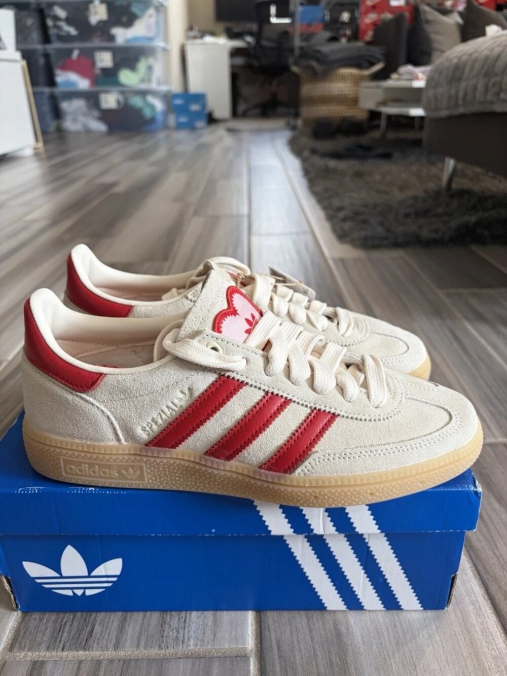 Women's Adidas Handball Spezial SE Shoes - Cream Scarlet Pink Hearts KH9044 - Picture 3 of 8